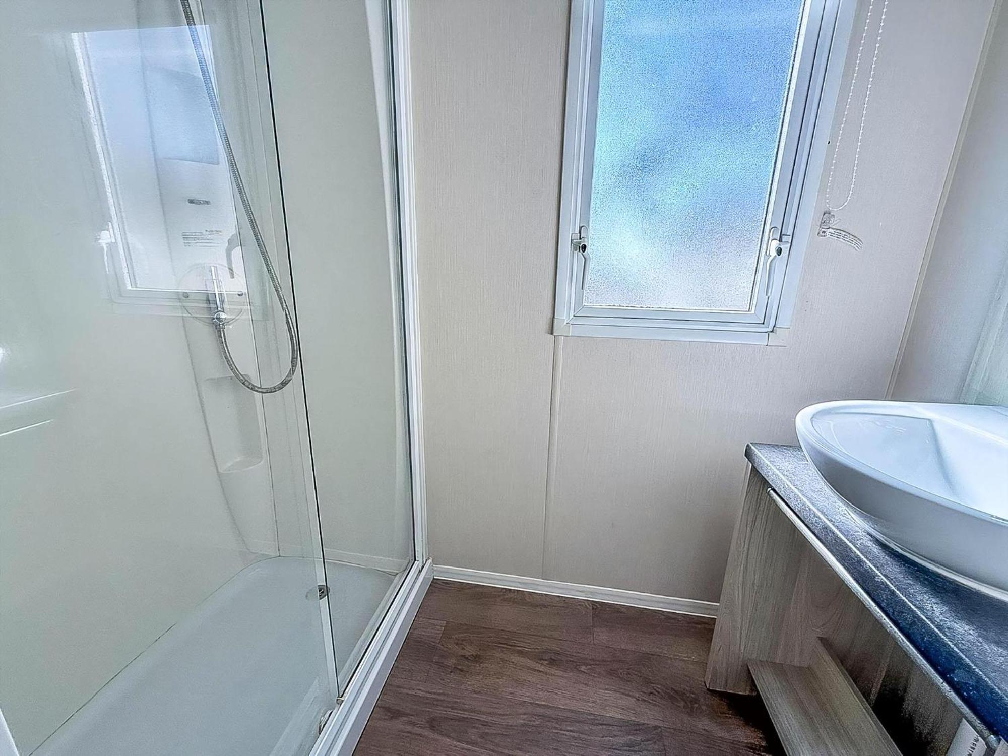 8 Berth Caravan For Hire At St Osyth Beach Ref 28047R Clacton-on-Sea Zewnętrze zdjęcie