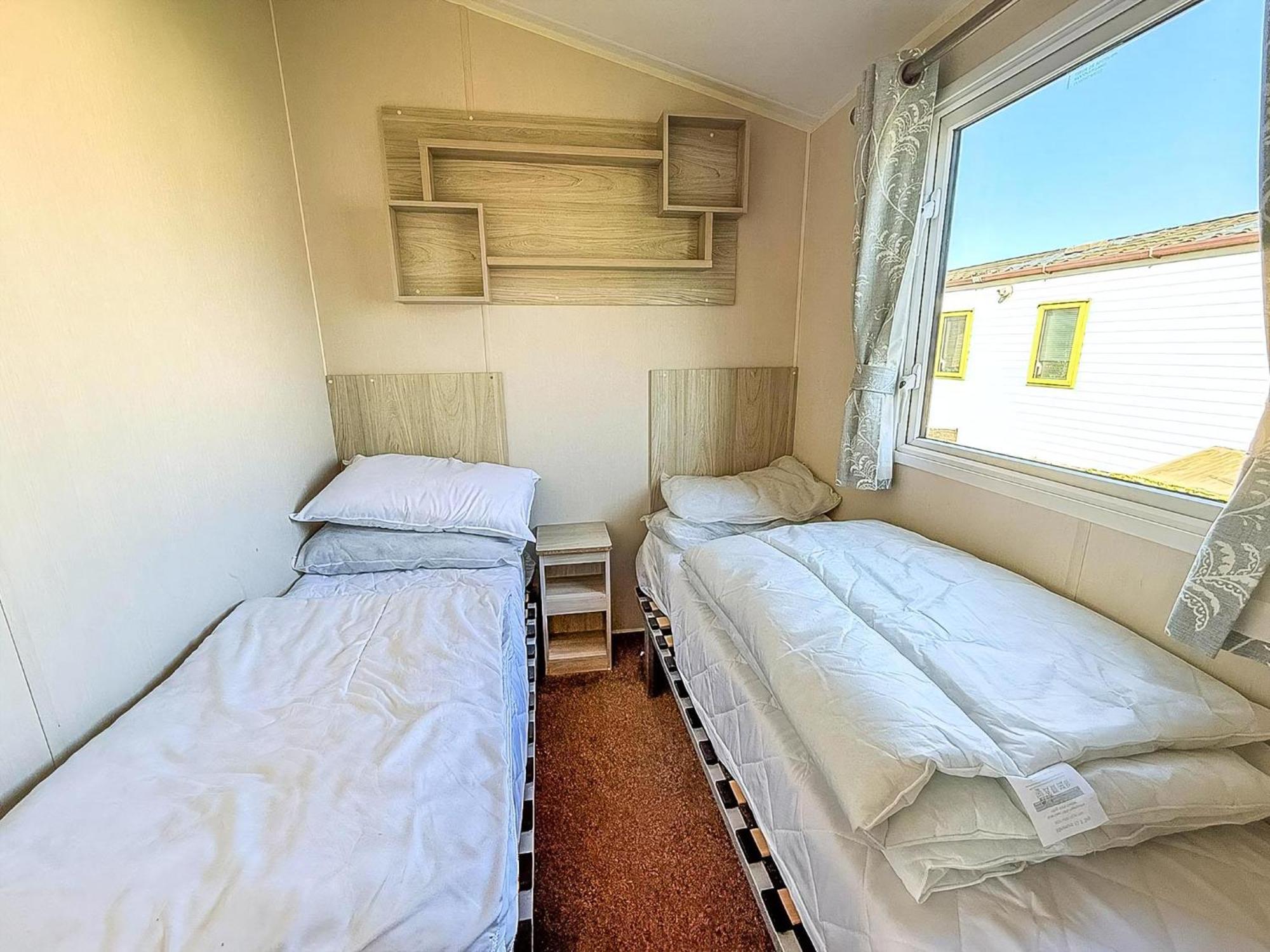 8 Berth Caravan For Hire At St Osyth Beach Ref 28047R Clacton-on-Sea Zewnętrze zdjęcie