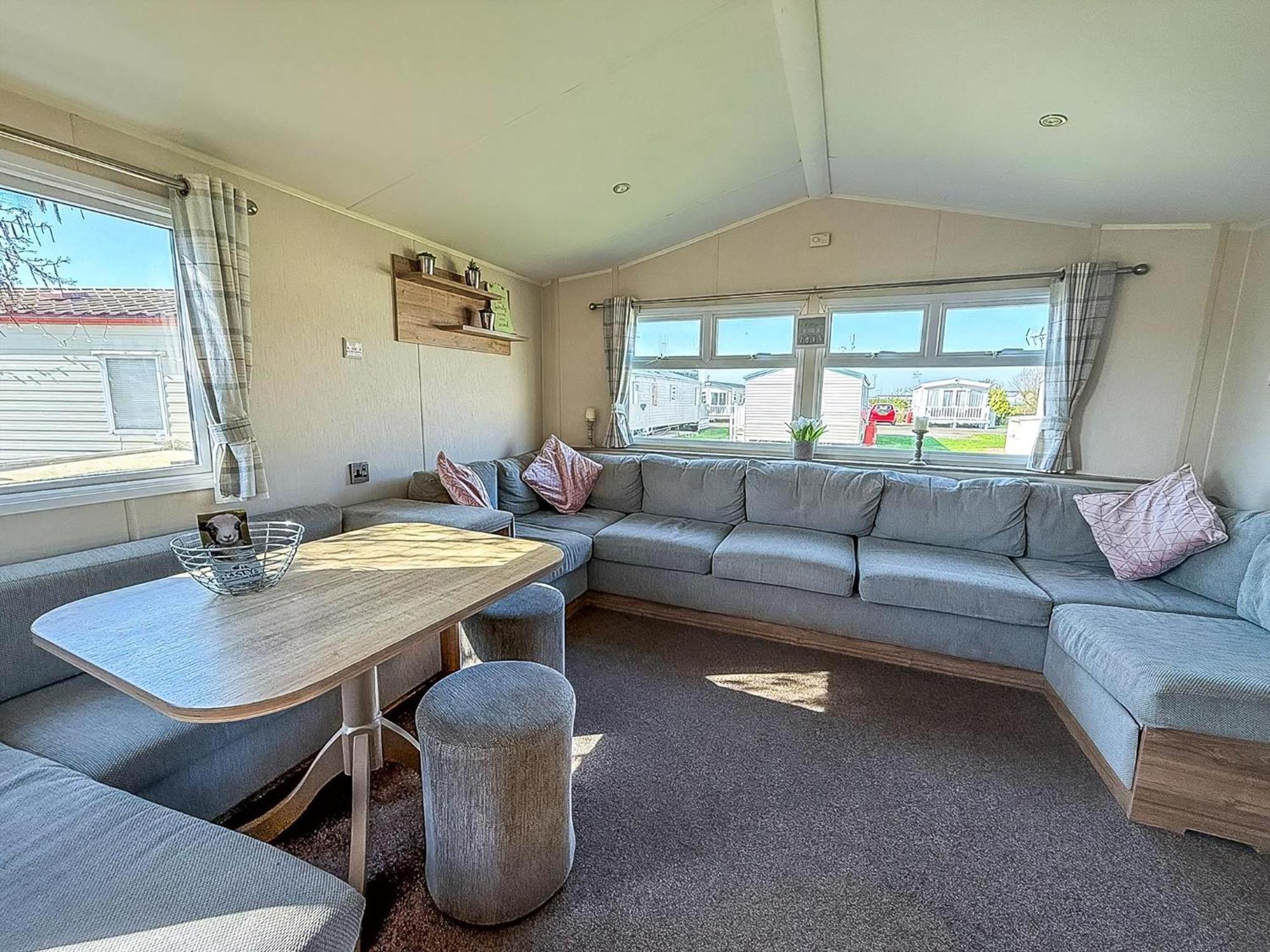 8 Berth Caravan For Hire At St Osyth Beach Ref 28047R Clacton-on-Sea Zewnętrze zdjęcie